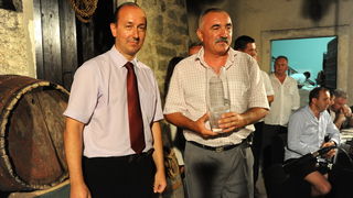 Benkovac, 060712.
U Benkovackom odrzan je 3. festival vina sjeverne i srednje Dalmacije “Vinfest Benkovac 2012”.
Na fotografiji: apsolutni pobjednik ovogodisnjeg vinfesta je Bozo Bacic.
Foto: Luka Gerlanc / CROPIX Benkovac, 060712.
U Benkovackom odrzan je 3. festival vina sjeverne i srednje Dalmacije “Vinfest Benkovac 2012”.
Na fotografiji: apsolutni pobjednik ovogodisnjeg vinfesta je Bozo Bacic.
Foto: Luka Gerlanc / CROPIX