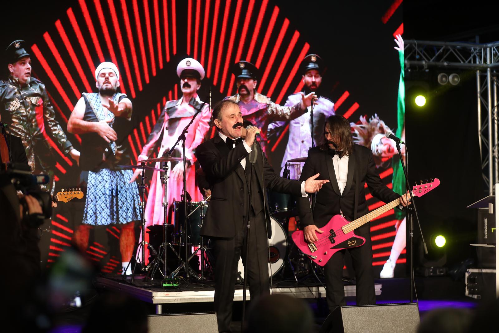 Let 3 nastupio na svečanom obilježavanju 50. obljetnice Sveučilišta u Rijeci Let 3 nastupio na svečanom obilježavanju 50. obljetnice Sveučilišta u Rijeci