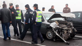 Zagreb, 161111.
Zagrebacka obilaznica, smjer istok, na mostu prije cvora Ivanja Reka, u jutrosnjoj magli oko 7 i 30 sati , sudarilo se dvadesetak automobila, a ozlijedjeno je vise osoba.
Foto: Goran Mehkek / Cropix