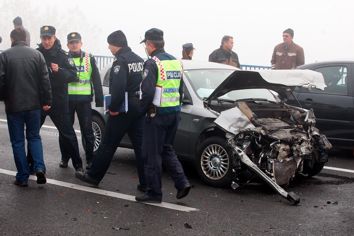 Zagreb, 161111.
Zagrebacka obilaznica, smjer istok, na mostu prije cvora Ivanja Reka, u jutrosnjoj magli oko 7 i 30 sati , sudarilo se dvadesetak automobila, a ozlijedjeno je vise osoba.
Foto: Goran Mehkek / Cropix