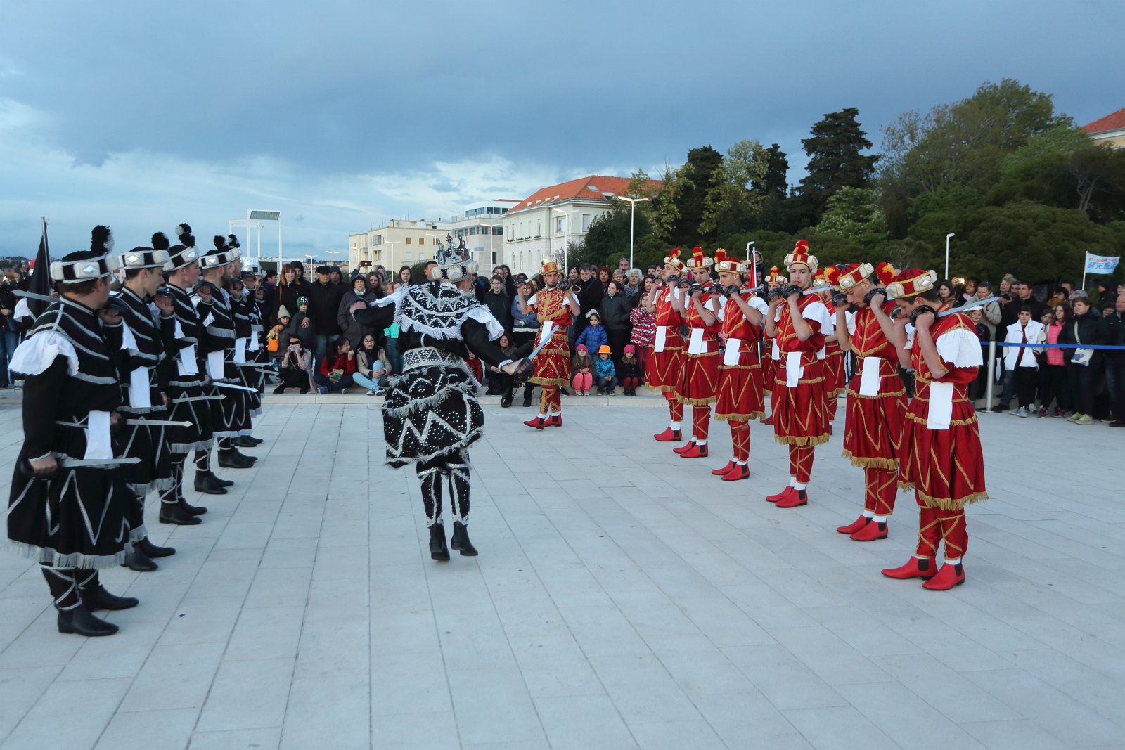 HGD Sv. Cecilija izvelo korčulanski viteški ples “Moreška” na Pozdravu suncu