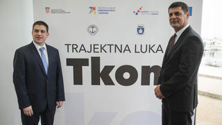 Ministar Oleg Butković potpisao ugovore za izgradnju trajektne luke Tkon i sanaciju luka Turanj, Mandre i Petrčane Ministar Oleg Butković potpisao ugovore za izgradnju trajektne luke Tkon i sanaciju luka Turanj, Mandre i Petrčane