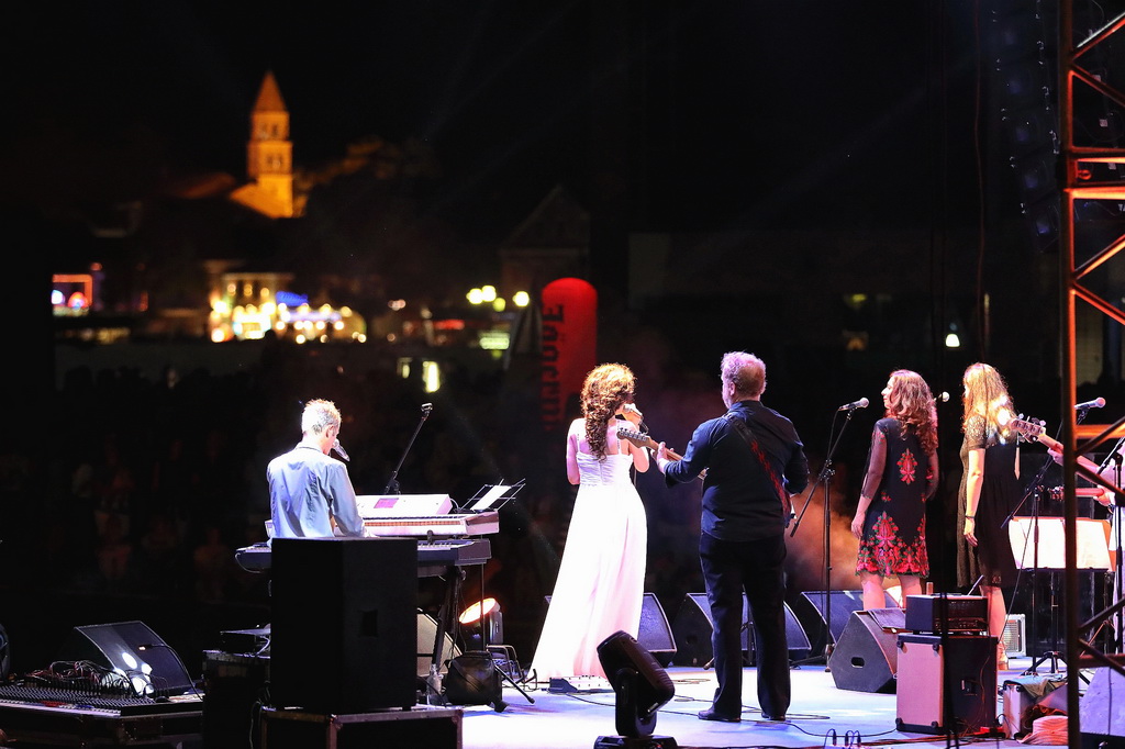 Čudesna Doris Dragović oduševila u Biogradu na Moru Čudesna Doris Dragović oduševila u Biogradu na Moru