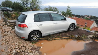 Dubrovnik, 221110.
Velike kolicine kise koje su padale danas na dubrovackom podrucju izazvale su velike poplave , odrone, sto je uveliko otezavalo pjesacki o cestovni promet. Na fotografiji auto na magistrali “zarobljeno” od blata i vode na terasi garaze.