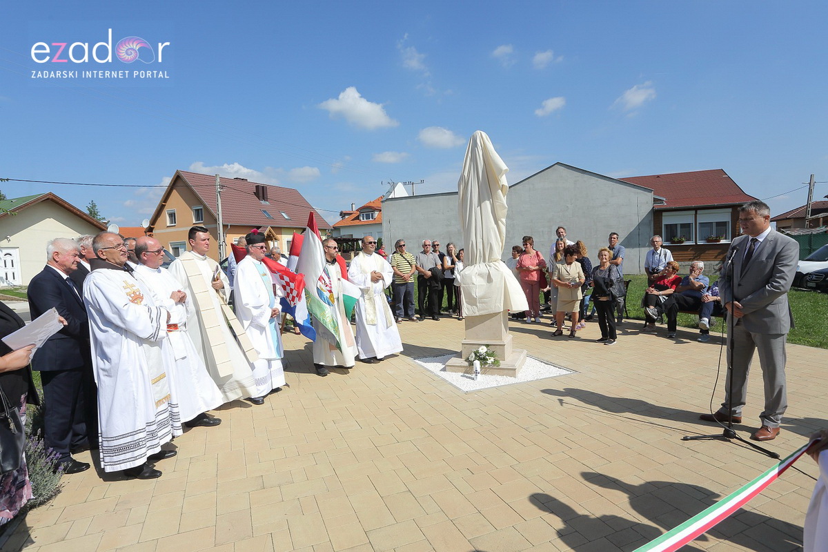 Bibinjci gradišćanskim Hrvatima darovali 1.82 metara visok kip sv. Roka Bibinjci gradišćanskim Hrvatima darovali 1.82 metara visok kip sv. Roka