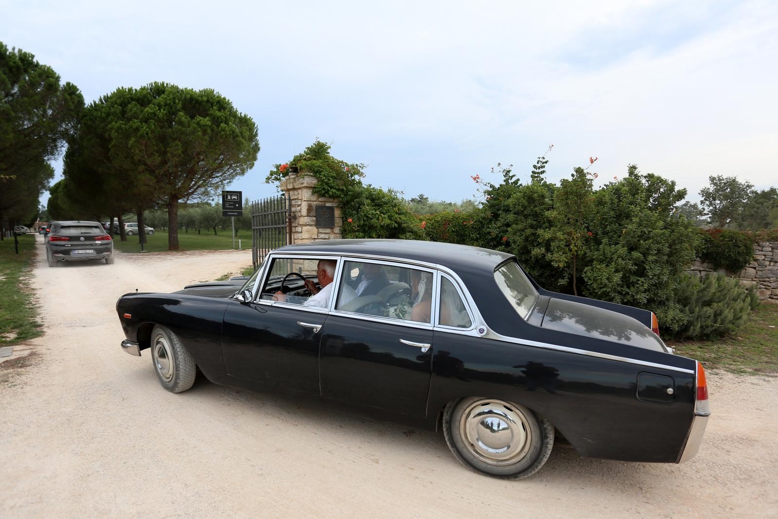 Bale: Franka i Vedran stigli s uzvanicima u stanciju Meneghetti na proslavu vjančanja