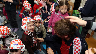 Da hrvatske zlatne Barakude imaju veliko srce pokazali su već prvog dana boravka u Zadru. Posjetili su mališane DV Latica i donijeli im prigodne poklone – vaterpolo kapice hrvatske reprezentacije. Mališani i njihove tete s oduševljenjem su dočekali svoje