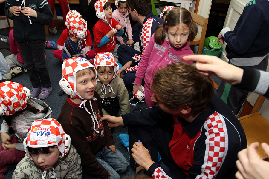 Da hrvatske zlatne Barakude imaju veliko srce pokazali su već prvog dana boravka u Zadru. Posjetili su mališane DV Latica i donijeli im prigodne poklone – vaterpolo kapice hrvatske reprezentacije. Mališani i njihove tete s oduševljenjem su dočekali svoje