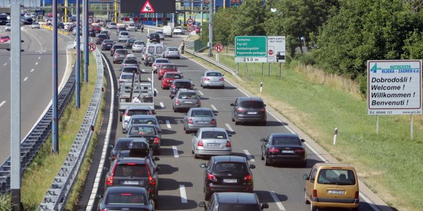 27.07.2013., Zagreb – Velike guzve na naplatnim kucicama Lucko u smjeru mora. Photo: Borna Filic/PIXSELL Autor  Borna Filic/PIXSELL KLJUČNE RIJEČI  lucko, kolona, naplatne kucice, auto, automobil, promet, guzva