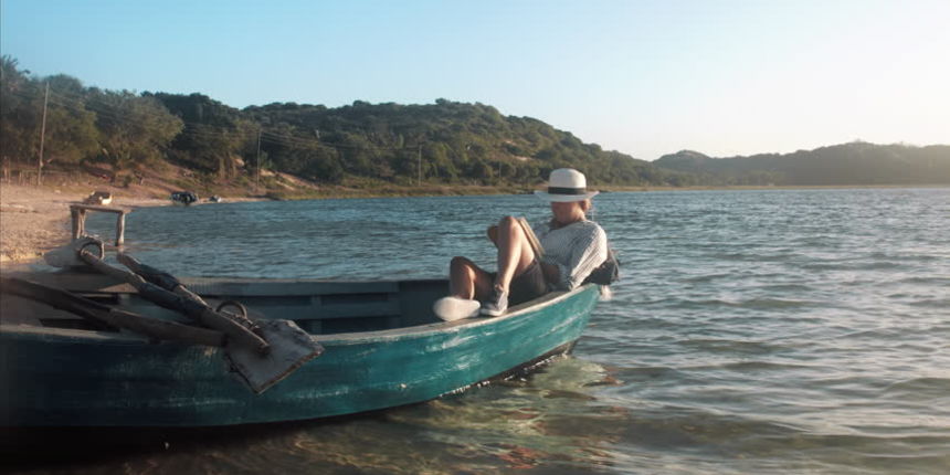Žena čita knjigu u kaiću Žena čita knjigu u kaiću