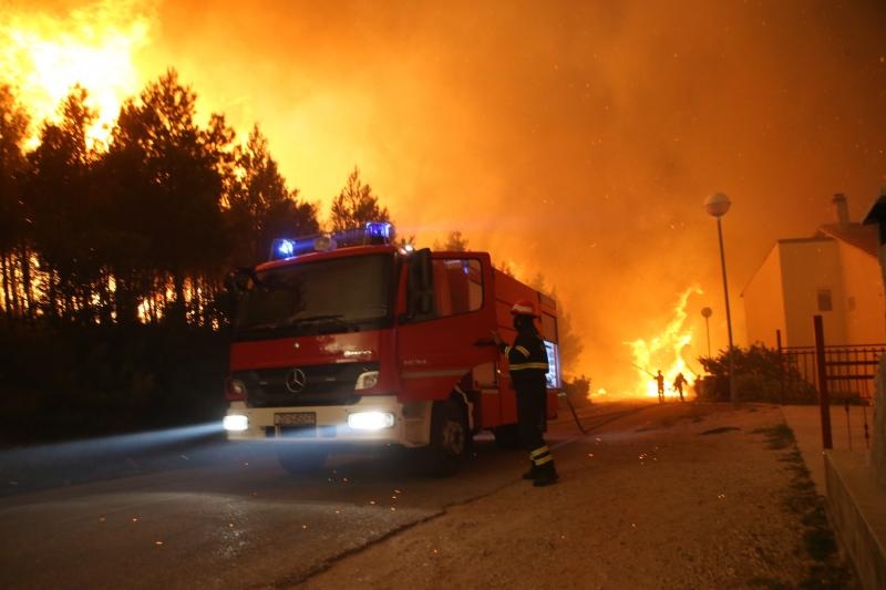 Žrnovnica: Vatra je sve bliže Splitu, nebo je prekriveno dimom Žrnovnica: Vatra je sve bliže Splitu, nebo je prekriveno dimom