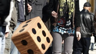 Split, 070310.
Forum mladih SDP-a izradio je novu igru “Kerumopoly” koju su predstavili gradjanima u nedjeljno jutro u Marmontovoj ulici.
Igra je parodija na popularnu igru Monopoly, s tim da je u ovoj igri glavni junak gradonacelnik Splita Zeljko Kerum. Split, 070310.
Forum mladih SDP-a izradio je novu igru “Kerumopoly” koju su predstavili gradjanima u nedjeljno jutro u Marmontovoj ulici.
Igra je parodija na popularnu igru Monopoly, s tim da je u ovoj igri glavni junak gradonacelnik Splita Zeljko Kerum.