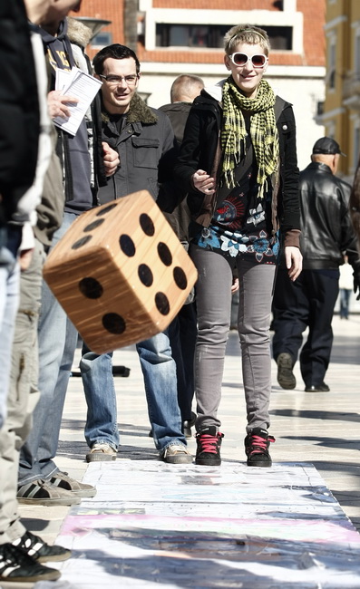 Split, 070310.
Forum mladih SDP-a izradio je novu igru “Kerumopoly” koju su predstavili gradjanima u nedjeljno jutro u Marmontovoj ulici.
Igra je parodija na popularnu igru Monopoly, s tim da je u ovoj igri glavni junak gradonacelnik Splita Zeljko Kerum. Split, 070310.
Forum mladih SDP-a izradio je novu igru “Kerumopoly” koju su predstavili gradjanima u nedjeljno jutro u Marmontovoj ulici.
Igra je parodija na popularnu igru Monopoly, s tim da je u ovoj igri glavni junak gradonacelnik Splita Zeljko Kerum.