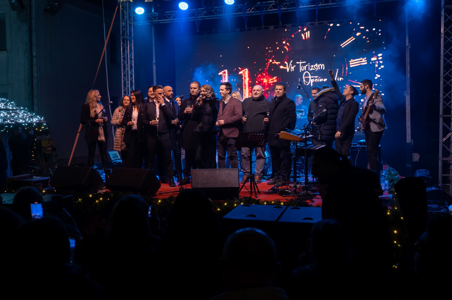 Vatromet, tisuće konfeta, šampanjac, prskalice i koncert Ivana Zaka i Tempo Banda