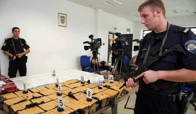 Bajakovo, 130810. Nocas oko 2 sata na Medjunarodnom cestovnom granicnom prijelazu Bajakovo, na ulazu u RH, kontroliran je kombi Mercedes vito nizozemskih registarskih oznaka u kojem je bio vozac sa suprugom i troje malodobne djece. Pretragom vozila pronad