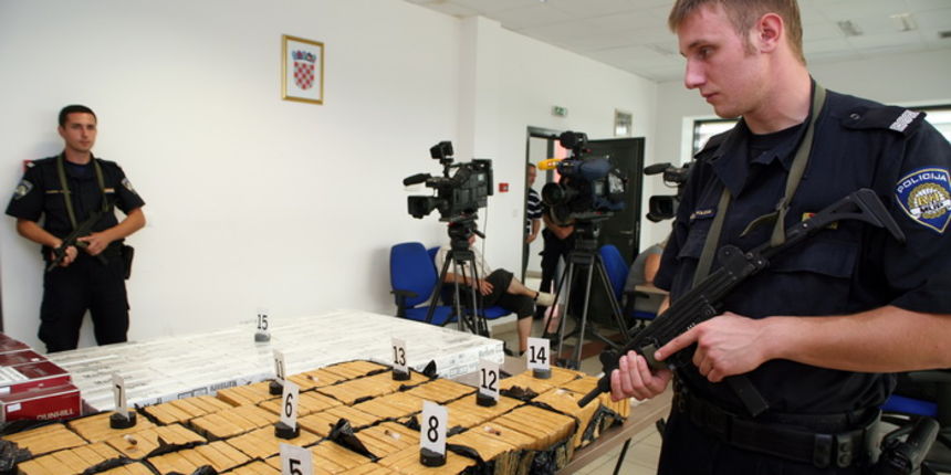 Bajakovo, 130810. Nocas oko 2 sata na Medjunarodnom cestovnom granicnom prijelazu Bajakovo, na ulazu u RH, kontroliran je kombi Mercedes vito nizozemskih registarskih oznaka u kojem je bio vozac sa suprugom i troje malodobne djece. Pretragom vozila pronad