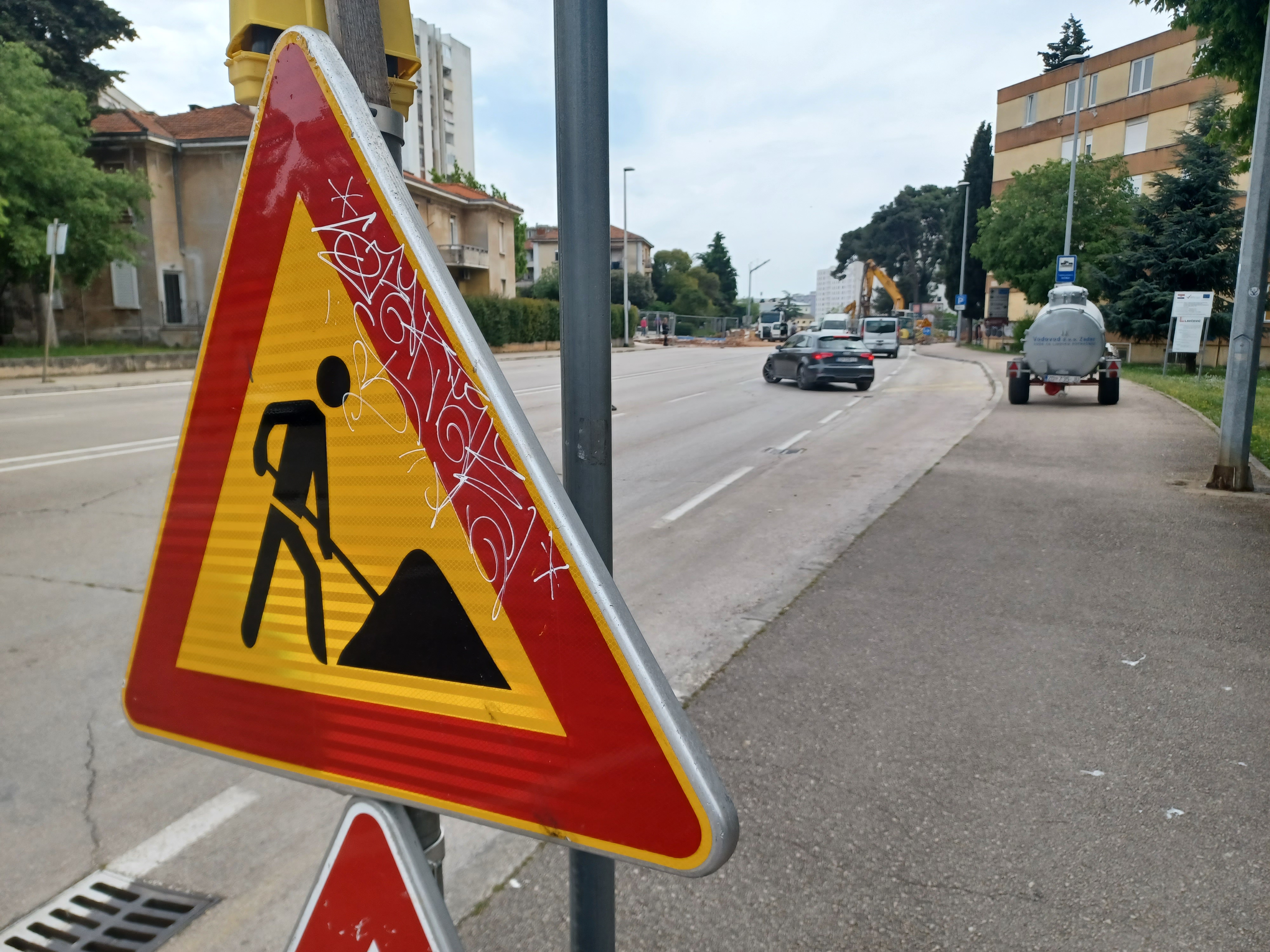 Raskrižje ulica dr. Franje Tuđmana i Josipa bana Jelačića Raskrižje ulica dr. Franje Tuđmana i Josipa bana Jelačića