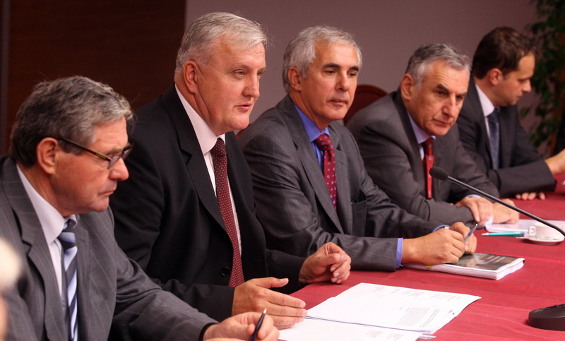 Zadar, 141010.
Danas se u Zadru sastao Izvrsni odbor Hrvatske zajednice zupanija na kojoj je predstavljen Okvirni prijedlog teritorijalnog ustroja Hrvatske.
Na fotografiji : Bozo Galic predsjednik Hrvatske zajednice zupanija i zupan Vukovarsko Srijemske Zadar, 141010.
Danas se u Zadru sastao Izvrsni odbor Hrvatske zajednice zupanija na kojoj je predstavljen Okvirni prijedlog teritorijalnog ustroja Hrvatske.
Na fotografiji : Bozo Galic predsjednik Hrvatske zajednice zupanija i zupan Vukovarsko Srijemske