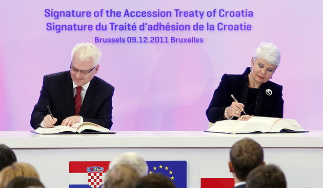 Bruxelles, 091211.
Hrvatska je potpisala Ugovor o pristupanju Europskoj uniji. Povijesni potpis u ime RH u Bruxellesu na pristupni ugovor  stavio je predsjednik Ivo Josipovic i predsjednica vlade Jadranka Kosor, a u ime EU-a, sefovi drzava ili vlada zemal