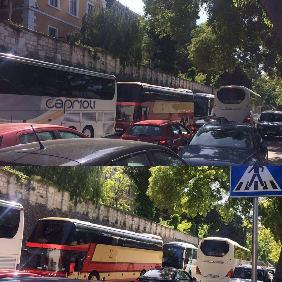 Svakodnevne situacije zadarskom na poluotoku: prometne nevolje zbog lošeg rješenja ukrcajno/iskrcajnih mjesta za turističke autobuse