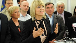 Zadar, 110413.
Zadarski SDP postigao je dogovor s HNS-om o koaliciji i predstavio dr. Ljiljanu Klaric kao zamjenicu gradonacelnickog kandidata Ive Bilica.
SDP na lokalne izbore izlazi u koaliciji sa HNS-om, HSLS-om, DSU i HSZ.
Na fotografiji: Ingrid Anti Zadar, 110413.
Zadarski SDP postigao je dogovor s HNS-om o koaliciji i predstavio dr. Ljiljanu Klaric kao zamjenicu gradonacelnickog kandidata Ive Bilica.
SDP na lokalne izbore izlazi u koaliciji sa HNS-om, HSLS-om, DSU i HSZ.
Na fotografiji: Ingrid Anti