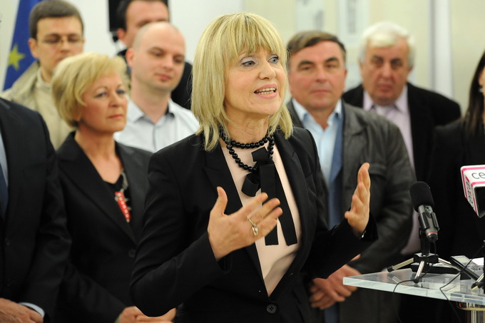 Zadar, 110413.
Zadarski SDP postigao je dogovor s HNS-om o koaliciji i predstavio dr. Ljiljanu Klaric kao zamjenicu gradonacelnickog kandidata Ive Bilica.
SDP na lokalne izbore izlazi u koaliciji sa HNS-om, HSLS-om, DSU i HSZ.
Na fotografiji: Ingrid Anti Zadar, 110413.
Zadarski SDP postigao je dogovor s HNS-om o koaliciji i predstavio dr. Ljiljanu Klaric kao zamjenicu gradonacelnickog kandidata Ive Bilica.
SDP na lokalne izbore izlazi u koaliciji sa HNS-om, HSLS-om, DSU i HSZ.
Na fotografiji: Ingrid Anti