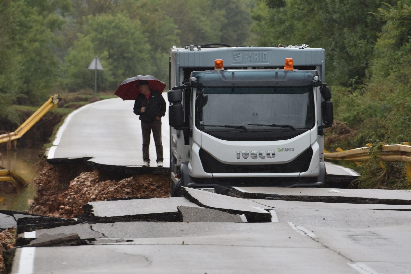 Zbog zarobljenog kamiona ne prometuje se cestom Poljica- Mazija