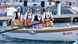 Krapanj: Održana tradicionalna ženska regata gajeta na vesla. Photo: Hrvoje Jelavić/PIXSELL Krapanj: Održana tradicionalna ženska regata gajeta na vesla. Photo: Hrvoje Jelavić/PIXSELL