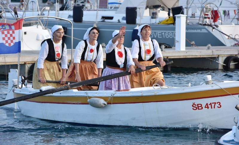 Krapanj: Održana tradicionalna ženska regata gajeta na vesla. Photo: Hrvoje Jelavić/PIXSELL Krapanj: Održana tradicionalna ženska regata gajeta na vesla. Photo: Hrvoje Jelavić/PIXSELL