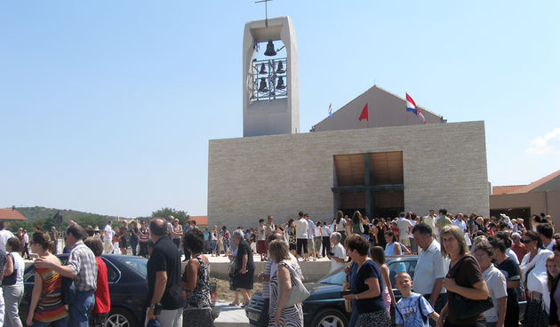 SKABRNJA, 15.08.2007. Velika Gospe- U Skabrnju Velikoj Gospi hodocastilo je na tisusuce vjernika