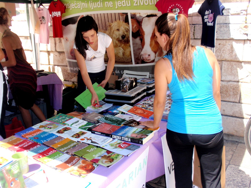 Štandovi i degustacija veganskih jela na Narodnom trgu, “Udruga Prijatelji životinja”