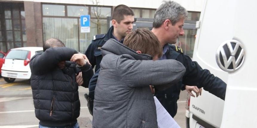 Privođenje napadača na imigranta u Karlovcu Privođenje napadača na imigranta u Karlovcu