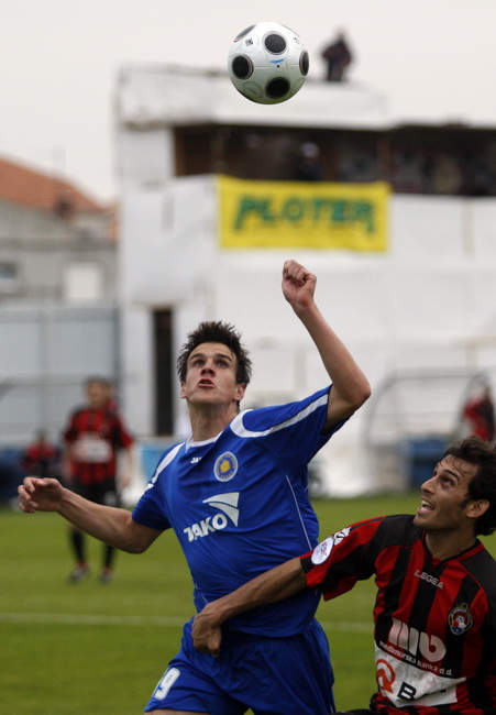 Zadar, 200310
Nogometna utakmica  T Com 1.HNL NK Zadar – NK Medjimurje. Stadion Stanovi u Zadru. 
Igrac Zadra (plavi) Ivan Santini.
Foto: Jure Miskovic / CROPIX