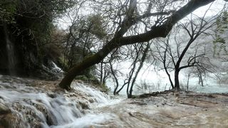 Vjetar raznoseći vodenu pjenu i sitne kapljice stvara poseban ugođaj u NP Krka