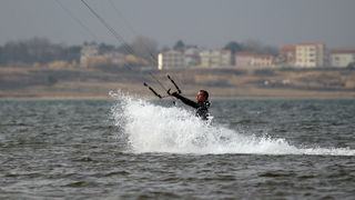 Nin, 150111.
Clanovi Kiteboarding kluba Spinaker iz Zadra na ninskoj plazi Zdrijac.
Foto: Jure Miskovic / CROPIX