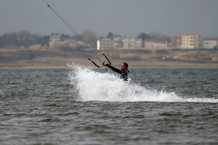 Nin, 150111.
Clanovi Kiteboarding kluba Spinaker iz Zadra na ninskoj plazi Zdrijac.
Foto: Jure Miskovic / CROPIX