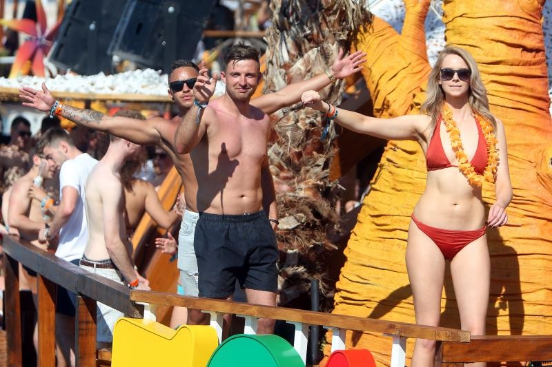 Zrće: Prvi dan Hideout festivala privukao nekoliko tisuća turista, Photo: Dalibor Urukalovic/PIXSELL Zrće: Prvi dan Hideout festivala privukao nekoliko tisuća turista, Photo: Dalibor Urukalovic/PIXSELL