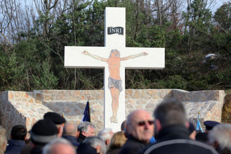 Maslenica: Otkrivanje spomen obilježja križa za poginule hrvatske branitelje u VRO Maslenica ´93, Foto: Filip Brala/PIXSELL