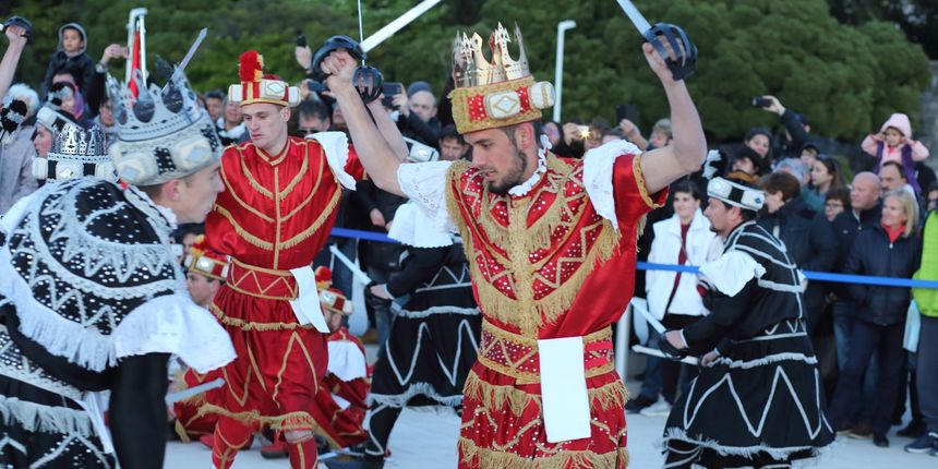 HGD Sv. Cecilija izvelo korčulanski viteški ples “Moreška” na Pozdravu suncu