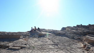 Dugi otok, 260609.
Dugi otok je jedva 1,5 sat udaljen od Zadra, jedan je od skrivenih Jadransih bisera. Sa raznolikom prirodom i plazama, cistim morem, on je namjenjen gostima koji vise cijene prirodu od zabave.
Na slici: jugoistocni dio Dugog otoka i naj