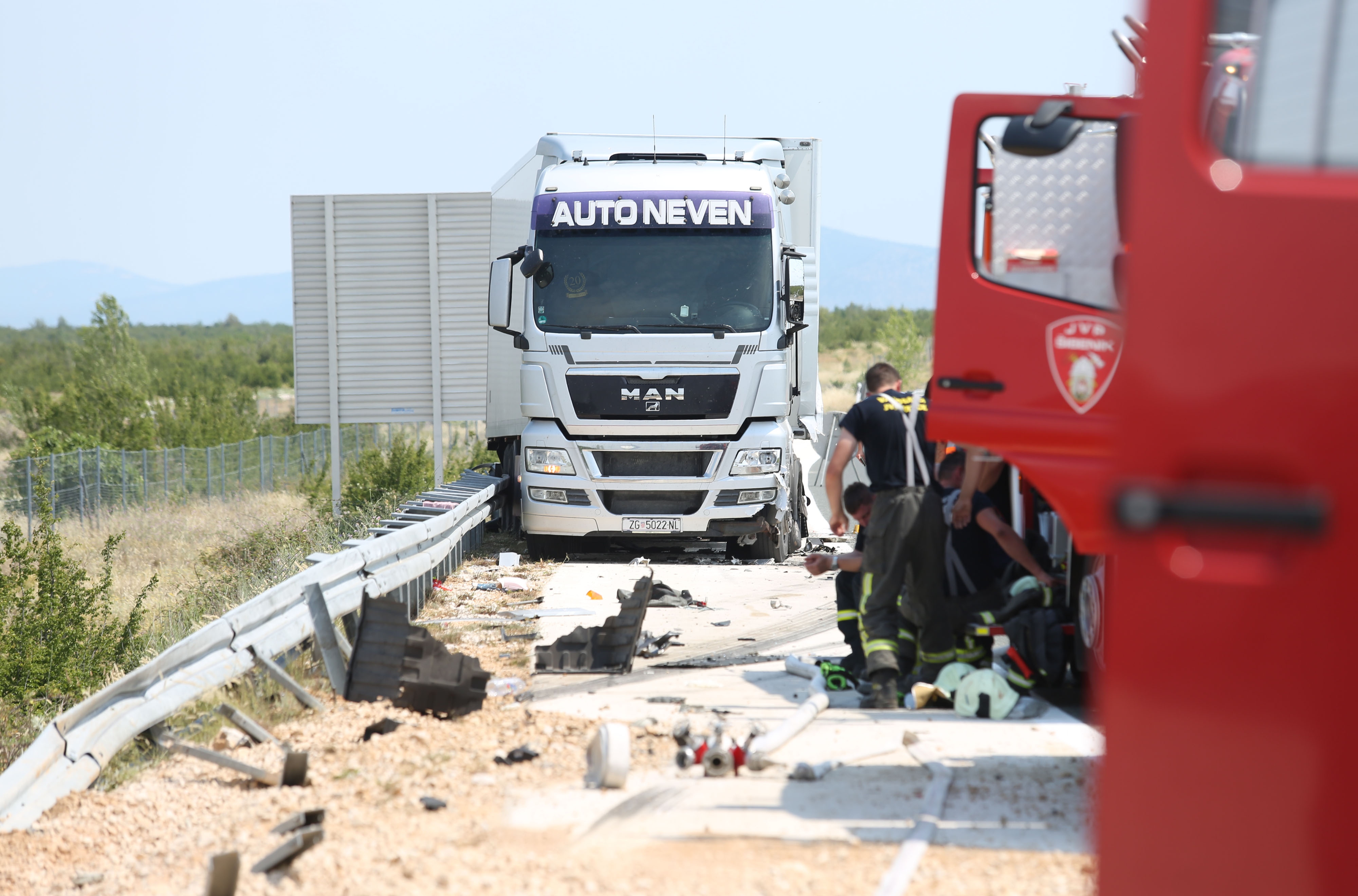 Cisterna s gorivom izletjela s autoceste nakon sudara s tegljačem