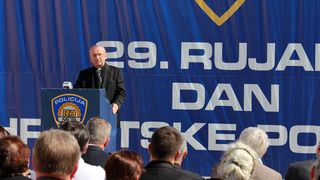 U prigodi Dana hrvatske policije i njihovog zaštitnika Sv.Mihovila danas je u PU Zadarskoj održana prigodna svečanost.U nastavku svečanosti, pokaznu vježbu samoobrane izveli su pripadnici interventne jedinice PU Zadarske te su podijeljena priznanja nagrađ U prigodi Dana hrvatske policije i njihovog zaštitnika Sv.Mihovila danas je u PU Zadarskoj održana prigodna svečanost.U nastavku svečanosti, pokaznu vježbu samoobrane izveli su pripadnici interventne jedinice PU Zadarske te su podijeljena priznanja nagrađ