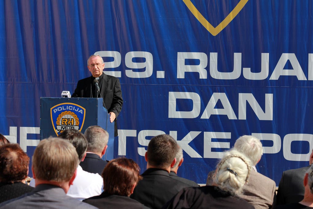 U prigodi Dana hrvatske policije i njihovog zaštitnika Sv.Mihovila danas je u PU Zadarskoj održana prigodna svečanost.U nastavku svečanosti, pokaznu vježbu samoobrane izveli su pripadnici interventne jedinice PU Zadarske te su podijeljena priznanja nagrađ U prigodi Dana hrvatske policije i njihovog zaštitnika Sv.Mihovila danas je u PU Zadarskoj održana prigodna svečanost.U nastavku svečanosti, pokaznu vježbu samoobrane izveli su pripadnici interventne jedinice PU Zadarske te su podijeljena priznanja nagrađ