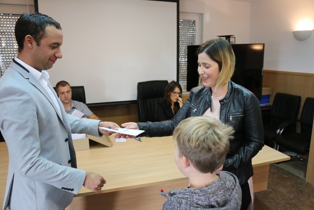 Vir: Dodjela materijalne pomoći roditeljima za nabavku udžbenika i školske opreme Vir: Dodjela materijalne pomoći roditeljima za nabavku udžbenika i školske opreme