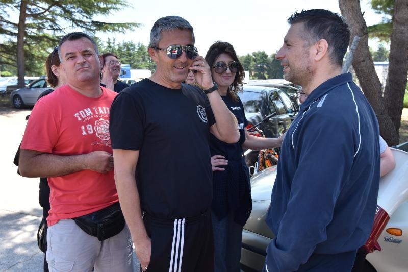 Nekoliko desetaka ljudi okupilo se ispred zgrade 2. Policijske postaje PU Zadarske kako bi dali podršku prosvjedu branitelja u Zagrebu.  Photo: Dino Stanin/PIXSELL