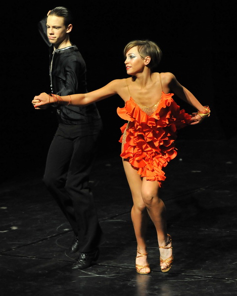 Zadar, 180513.
Veceras je u kazalistu lutaka odrzan Zadarski plesni festival In memoriam Nives Simatovic-Predovan na kojem se predstavilo 19 plesnih ansambla iz 12 gradova.
Na fotografiji: nastup na plesnom festivalu.
Foto: Luka Gerlanc / CROPIX Zadar, 180513.
Veceras je u kazalistu lutaka odrzan Zadarski plesni festival In memoriam Nives Simatovic-Predovan na kojem se predstavilo 19 plesnih ansambla iz 12 gradova.
Na fotografiji: nastup na plesnom festivalu.
Foto: Luka Gerlanc / CROPIX