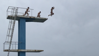 3, 2, 1: Trojica mladih Zadrana na Božić skočila sa skakaonice na bazenu 3, 2, 1: Trojica mladih Zadrana na Božić skočila sa skakaonice na bazenu