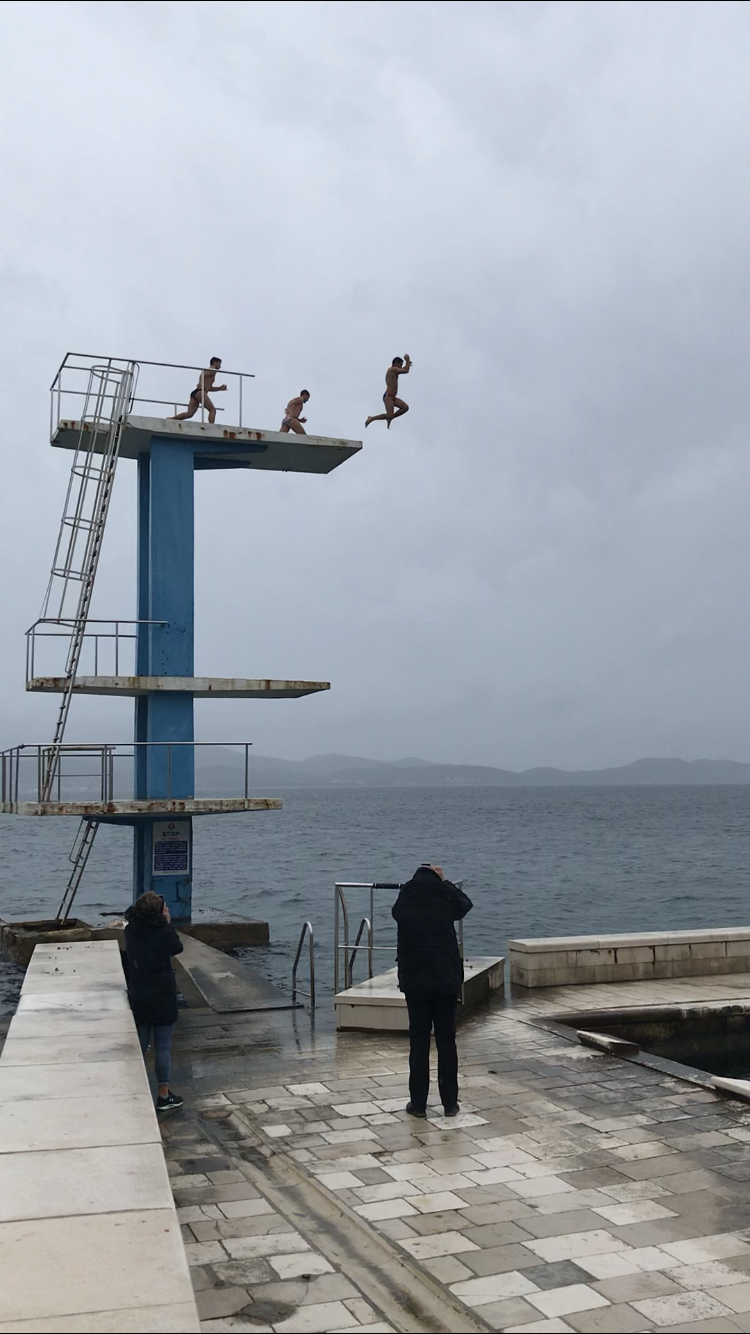 3, 2, 1: Trojica mladih Zadrana na Božić skočila sa skakaonice na bazenu 3, 2, 1: Trojica mladih Zadrana na Božić skočila sa skakaonice na bazenu