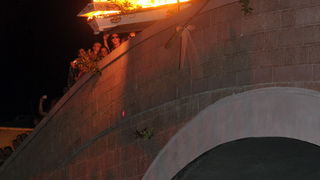 Pag, 280712. 
Pazani i njihovi gosti ove su godine odrzali dvije karnevalske veceri i na kraju spalili mesopusta Marka i bacili ga s mosta u more. Neizostavni dio paskog karnevala je pasko kolo. Izmedju dva svjetska rata (1924. godine) zadarski glazbenik