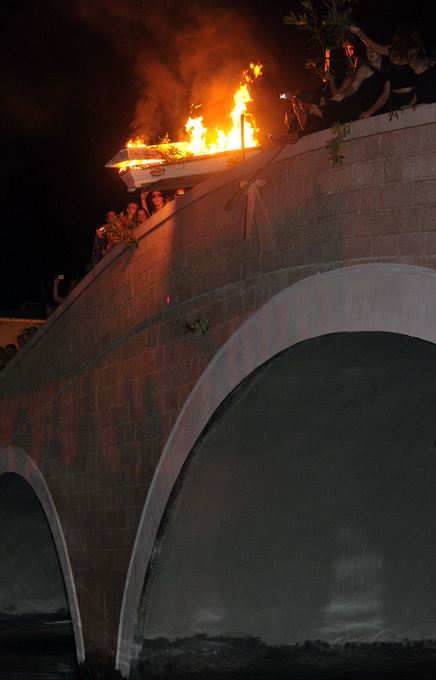 Pag, 280712. 
Pazani i njihovi gosti ove su godine odrzali dvije karnevalske veceri i na kraju spalili mesopusta Marka i bacili ga s mosta u more. Neizostavni dio paskog karnevala je pasko kolo. Izmedju dva svjetska rata (1924. godine) zadarski glazbenik